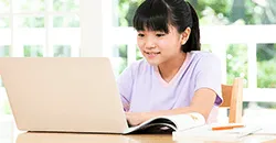 自分に合うプランをもとに指導を受けるお子さんの様子