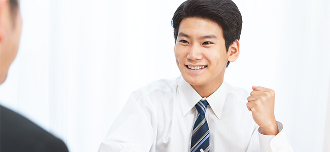 ガッツポーズする学生
