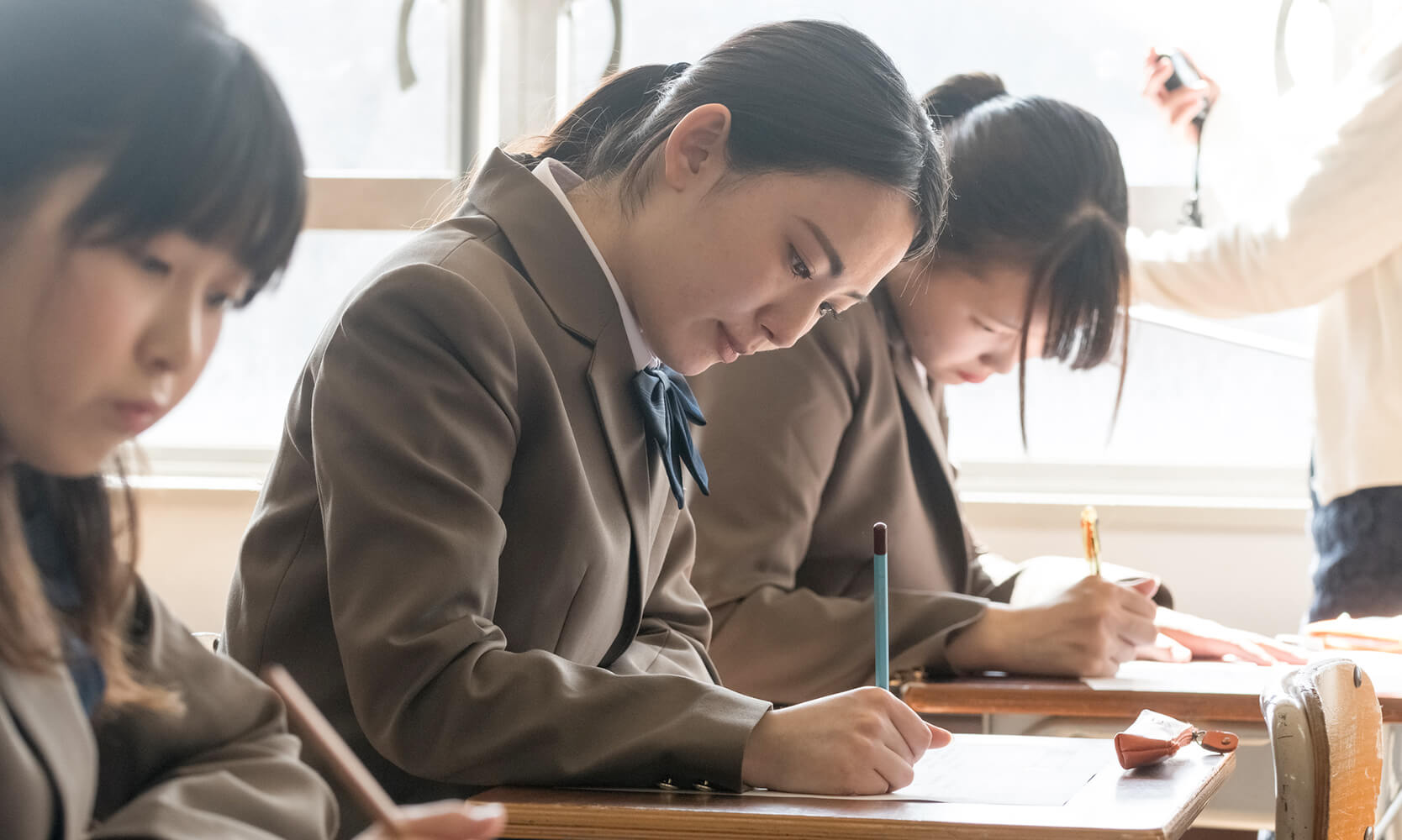 定期テストを受ける高校生